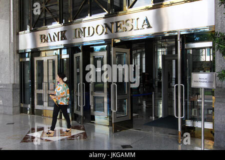 Jakarta, Indonésie. 10 juillet, 2014. Un visiteur est sorti de la Banque d'Indonésie, Jakarta. Crédit : Richard James M. Mendoza/Pacific Press/Alamy Live News Banque D'Images