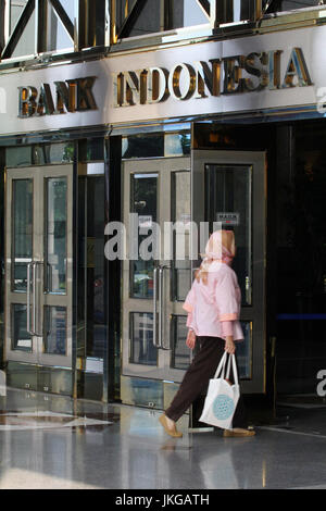 Jakarta, Indonésie. 10 juillet, 2014. Un visiteur entre dans un bâtiment de la Banque d'Indonésie, Jakarta. Crédit : Richard James M. Mendoza/Pacific Press/Alamy Live News Banque D'Images