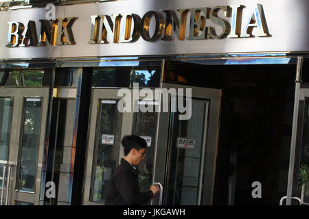 Jakarta, Indonésie. 10 juillet, 2014. Un visiteur entre dans un bâtiment de la Banque d'Indonésie, Jakarta. Crédit : Richard James M. Mendoza/Pacific Press/Alamy Live News Banque D'Images