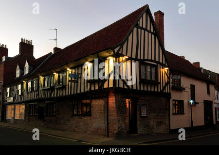 Le Cochon bleu public house la nuit, Vine Street, ville Grantham, Lincolnshire, Angleterre, RU Banque D'Images