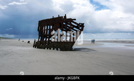 Warrenton, Oregon, USA. 16 mai 2017. Vue de l'épave du Peter Iredale. Ce quatre-mâts barque en acier s'est échoué le navire à voile le 25 octobre 19 Banque D'Images