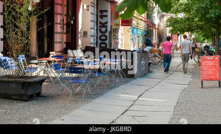 BERLIN-Juin 3:rue typique dans le quartier berlinois de Prenzlauer Berg, avec des bars et des personnes non identifiées, le Juin 3,2011,Berlin,Allemagne. Banque D'Images