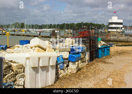 Filets de pêche commerciale et les boîtes en plastique jetés sur le quai à Warsash sur la côte sud de l'Angleterre, en Hampshire pf Banque D'Images