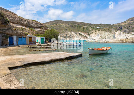 Pittoresque village de pêcheurs traditionnels à Mandrakia abris pour les bateaux (sirmata), île de Milos. La Grèce. Banque D'Images