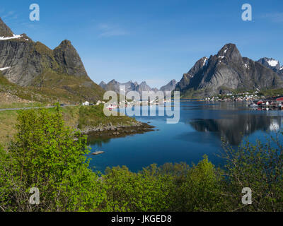 Vue vers le bas pour le petit village de pêcheurs très pittoresque de Reine dans les Lofoten, Norvège Banque D'Images