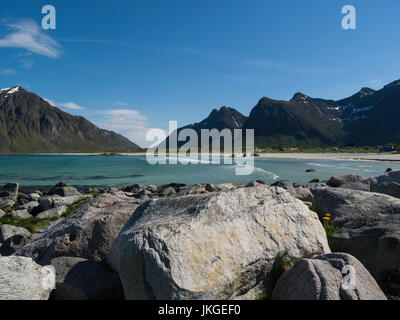 Sable blanc eau turquoise magnifique de Skagsander Beach l'île de Flakstadøy Norvège Lofoten Banque D'Images