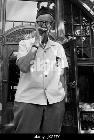 ARNE BORG nageuse suédoise et détenteur du record du monde au début des années 1900.Sur la photo à l'extérieur de la région de Centralbadet Stockholm avec son cigare avant tous les jours Banque D'Images