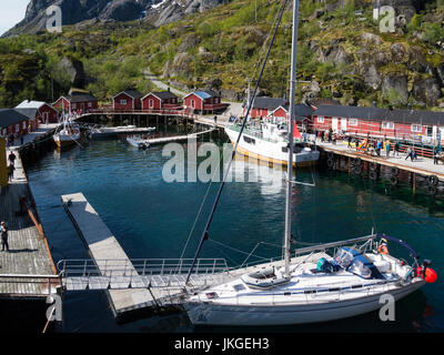 Vue vers le bas dans le port de Nusfjord vieux village de pêcheurs préservé maintenant un musée Flakstadøy l'une des principales îles de l'archipel des Lofoten en Norvège Banque D'Images