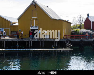 Trandamperi l'huile de foie de morue dans le vieux port de Nusfjord usine village de pêcheurs préservé aujourd'hui un musée et de vacances Flakstadøy l'une des îles principales de Banque D'Images