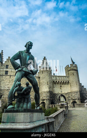 La statue de la Lange Wapper, géant mythique, à l'extérieur de l'Het Steen ou château en pierre, à Anvers, Belgique Banque D'Images