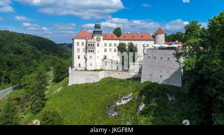 Château historique de Pieskowa Skala près de Cracovie en Pologne. Vue aérienne. Banque D'Images