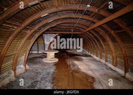 L'ancien système de tunnel de Trentham, photographié en 2007, qui s'étendait sous la principale usine automobile Austin Rover à Longbridge, Birmingham, UK. C'est 386 mètres de long et s'étend de la route sur Lickey au chemin de fer de l'autre côté de l'usine. Dans la DEUXIÈME GUERRE MONDIALE, elle fut utilisée comme un abri de fortune et une morgue. Après la guerre, il a été utilisé pour déplacer des prototypes sans être vu et de stocker des véhicules avant d'un grand feu a frappé dans les années 70. Il a depuis été hermétiquement fermées. Il est inondé en de nombreuses parties et utilisé pour contenir un Mini 1275 GT avec seulement 11 milles sur l'horloge jusqu'à ce qu'il a été supprimé en 2012. Banque D'Images