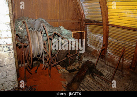 L'ancien système de tunnel de Trentham, photographié en 2007, qui s'étendait sous la principale usine automobile Austin Rover à Longbridge, Birmingham, UK. C'est 386 mètres de long et s'étend de la route sur Lickey au chemin de fer de l'autre côté de l'usine. Dans la DEUXIÈME GUERRE MONDIALE, elle fut utilisée comme un abri de fortune et une morgue. Après la guerre, il a été utilisé pour déplacer des prototypes sans être vu et de stocker des véhicules avant d'un grand feu a frappé dans les années 70. Il a depuis été hermétiquement fermées. Il est inondé en de nombreuses parties et utilisé pour contenir un Mini 1275 GT avec seulement 11 milles sur l'horloge jusqu'à ce qu'il a été supprimé en 2012. Banque D'Images