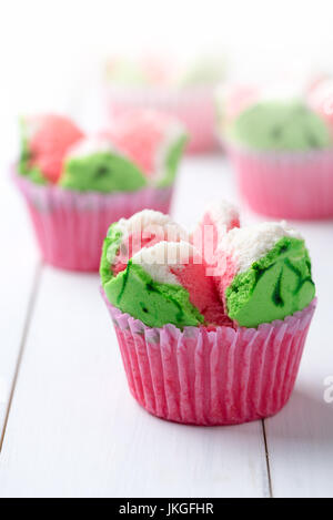 Dessert thaïlandais, Thai cup cake à la vapeur ou de la ouate en forme de gâteau pastèque sur fond de bois blanc Banque D'Images