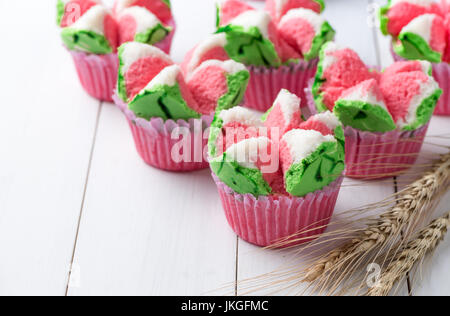 Dessert thaïlandais, Thai cup cake à la vapeur ou de la ouate en forme de gâteau pastèque sur fond de bois blanc Banque D'Images