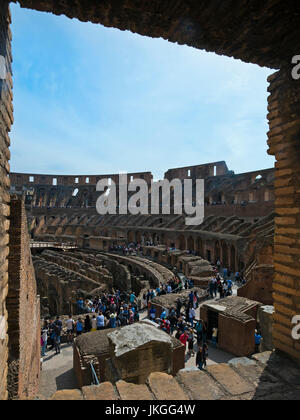 Vue verticale à travers une fenêtre à l'intérieur du Colisée à Rome. Banque D'Images