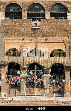 Vue verticale à l'intérieur du Colisée à Rome. Banque D'Images