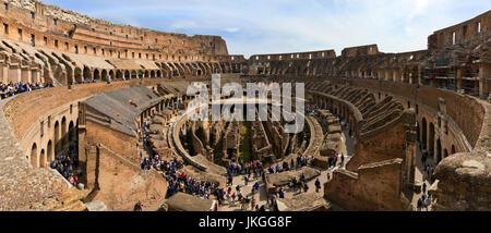 Vue panoramique horizontal à l'intérieur du Colisée à Rome. Banque D'Images