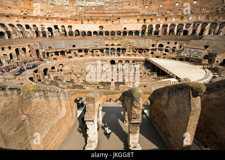 Vue horizontale à l'intérieur du Colisée à Rome. Banque D'Images