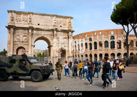 Vue horizontale de l'Arc de Constantin et le Colisée très surveillée par des soldats à Rome. Banque D'Images