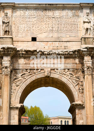 La verticale vue rapprochée de l'Arc de Constantin à Rome. Banque D'Images