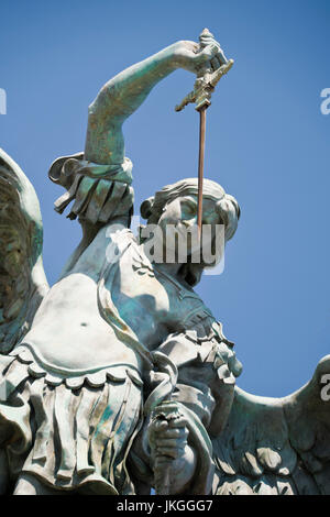 Vue verticale de la statue de l'archange au sommet du Château Saint-Ange à Rome. Banque D'Images
