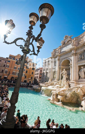 Vue aérienne verticale de l'autre côté de la fontaine de Trevi à Rome. Banque D'Images