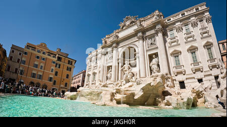 Vue panoramique horizontal de la fontaine de Trevi à Rome. Banque D'Images