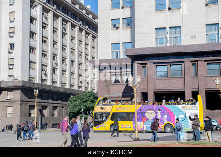 BUENOS AIRES, ARGENTINE - Juillet 18, 2017 : un bus touristique est observé près de la place Plaza de Mayo Banque D'Images