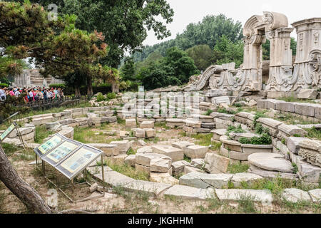 Un groupe de touristes à la recherche de la ruine de l'emplacement de Yuanmingyuan à Beijing, Chine Banque D'Images