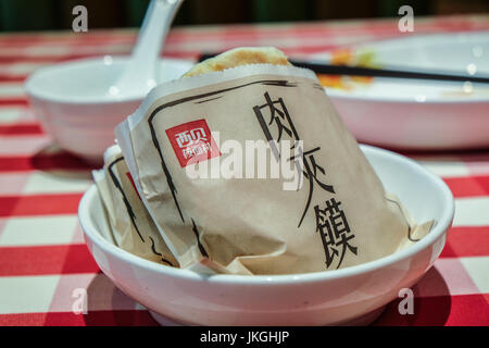 Deux Chinois viande aux dans une assiette sur une table à manger Banque D'Images