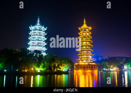 Twin Towers de Guilin ville illuminée park dans le Guangxi, Chine Banque D'Images