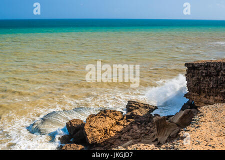 Vagues se brisant sur les rochers au Cabo de la Vela Banque D'Images