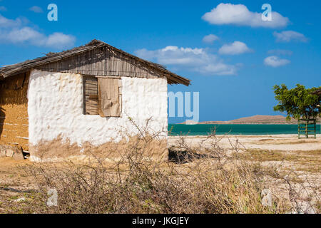 Adobe traditionnelles maison à côté de la mer sous ciel bleu Banque D'Images