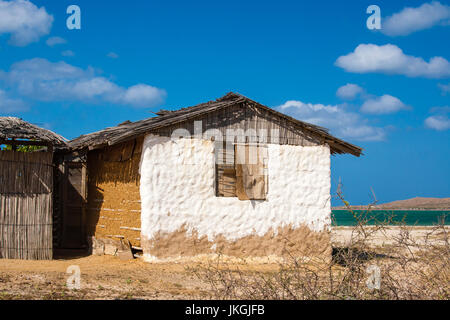 Adobe traditionnelles maison à côté de la mer sous ciel bleu Banque D'Images