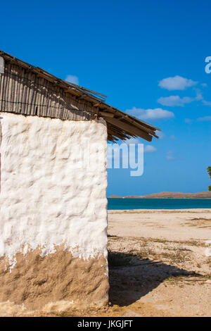 Adobe traditionnelles maison à côté de la mer sous ciel bleu Banque D'Images