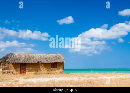 Adobe maison colorée à côté de la mer sous ciel bleu Banque D'Images