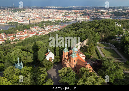 Avis de style gothique et baroque église Saint Vavrinec (Lawrence) à la colline de Petrin et au-delà de Prague, en République tchèque, à partir de ci-dessus. Banque D'Images