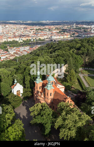 Avis de style gothique et baroque église Saint Vavrinec (Lawrence) à la colline de Petrin et au-delà de Prague, en République tchèque, à partir de ci-dessus. Banque D'Images