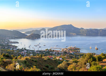 Selimiye cityscape pendant le coucher du soleil à Marmaris, Turquie Banque D'Images