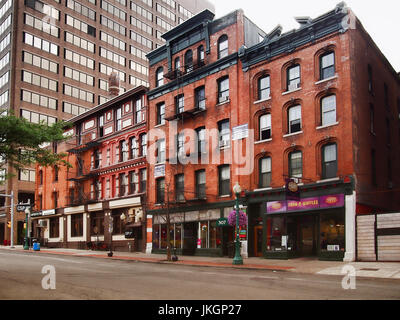 Syracuse, New York, USA. Le 23 juillet 2017. Clinton Street dans l'Armory Square section du centre-ville de Syracuse. Populaire à manger , shopping et vie nocturne sont Banque D'Images