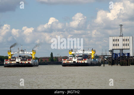 Woolwich Ferry Ernest Beven attend que sœur ferry John Burns pour effacer le terminal de ferry du Nord avant la connexion de l'émetteur Banque D'Images