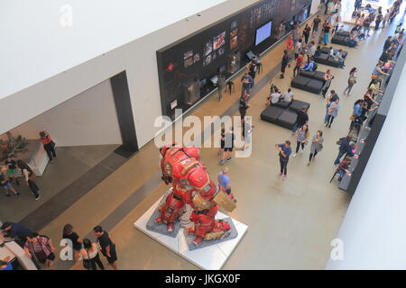 Personnes visitent le musée de Goma à Brisbane en Australie. GOMA Gouvernement du Queensland de l'Art Moderne est la plus importante galerie d'art moderne et contemporain en Aust Banque D'Images