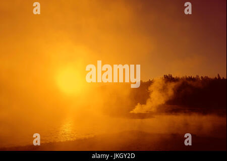 Hot Spring au coucher du soleil, Geyser Basin, parc national de Yellowstone, Wyoming, USA Banque D'Images