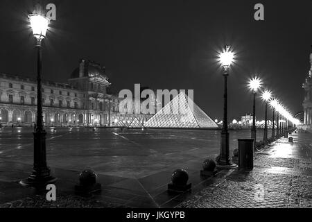 Vue sur le musée du Louvre et de la pyramide, Paris, France Banque D'Images
