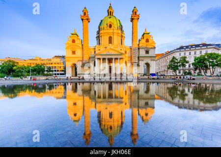 Vienne, Autriche. L'église de Saint Charles (Karlskirche) au coucher du soleil. Banque D'Images