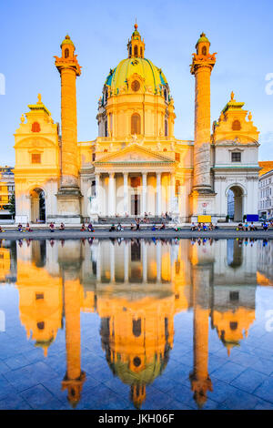 Vienne, Autriche. L'église de Saint Charles (Karlskirche) au coucher du soleil. Banque D'Images