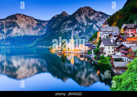 Hallstatt, Autriche. Village de montagne dans les Alpes autrichiennes au crépuscule. Banque D'Images