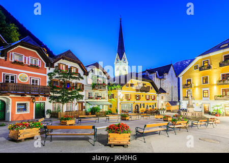 Hallstatt, Autriche. Village de montagne dans les Alpes autrichiennes au crépuscule. Banque D'Images