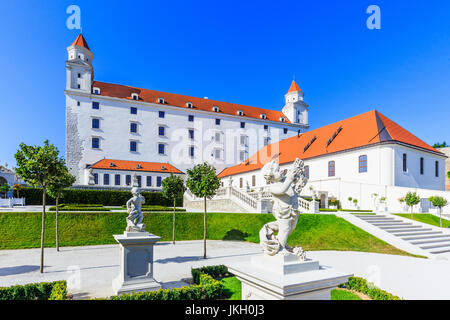 Bratislava, Slovaquie. Vue sur le château de Bratislava et de ses jardins. Banque D'Images